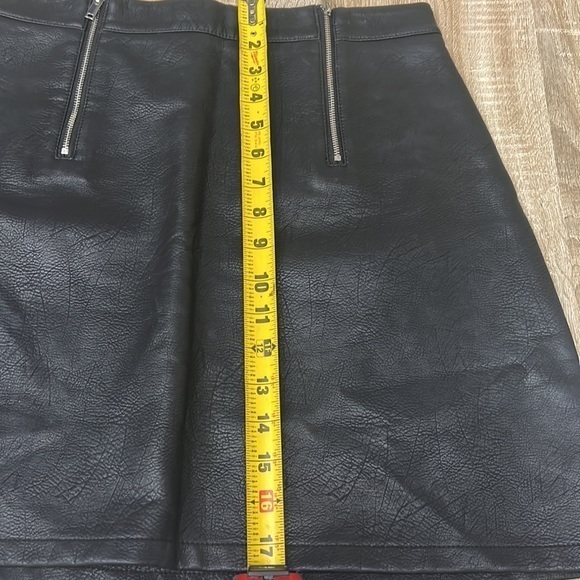 Zara Basic Black Faux Leather Mini Skirt with Zipper Detail - Size Small - Picture 5 of 7